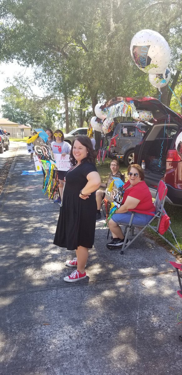 MHS_HorsePower's tweet photo. MHS teachers are the best, they all came out to see the seniors and congratulate them on 4 great years ! https://t.co/9bhZsXoA2X