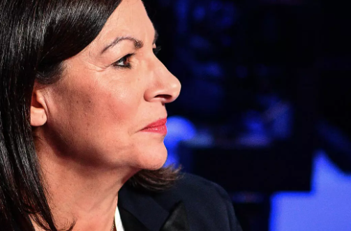 flo_thm's tweet photo. Fin du #confinement annoncé le 11. 
1ère mesure prise par Anne Hidalgo, la Maire de Paris ? Rétablir immédiatement le stationnement payant.

Elle sait pourtant que la plupart des travailleurs éviteront le métro pour tenter d'échapper au virus. 

Honte à elle et à la gauche bobo. https://t.co/SiD3CG9HK7