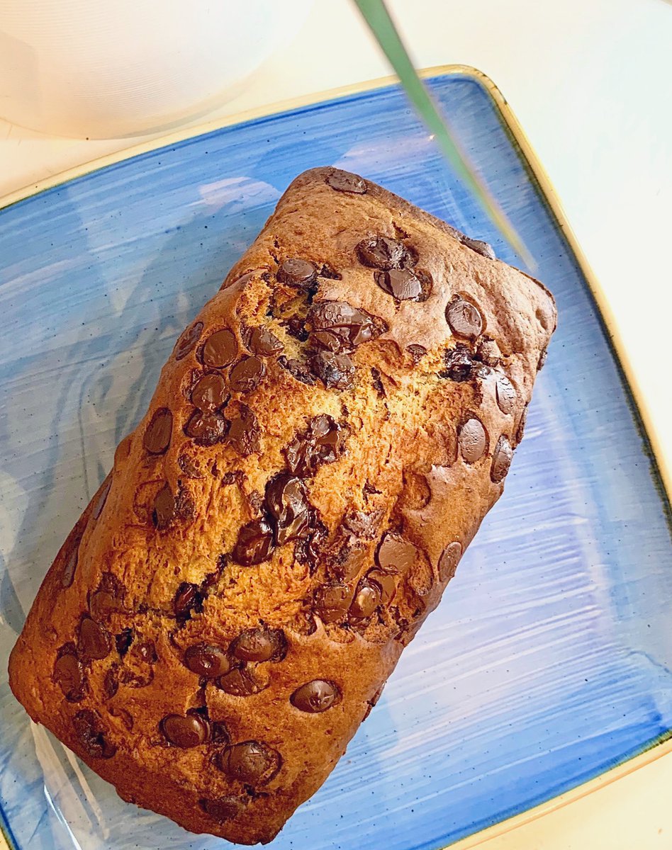 jaydeeats's tweet photo. A Simple Chocolate Chip Banana Bread. Since Quarantine has us all baking these 🥰 https://t.co/qm6IsOYXTc