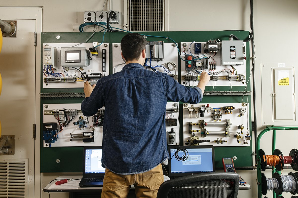 A new Automation &amp; Controls Engineering Technology Degree is launching this Fall at Dunwoody! Read more: dunwoody.edu/news/2020/new-…