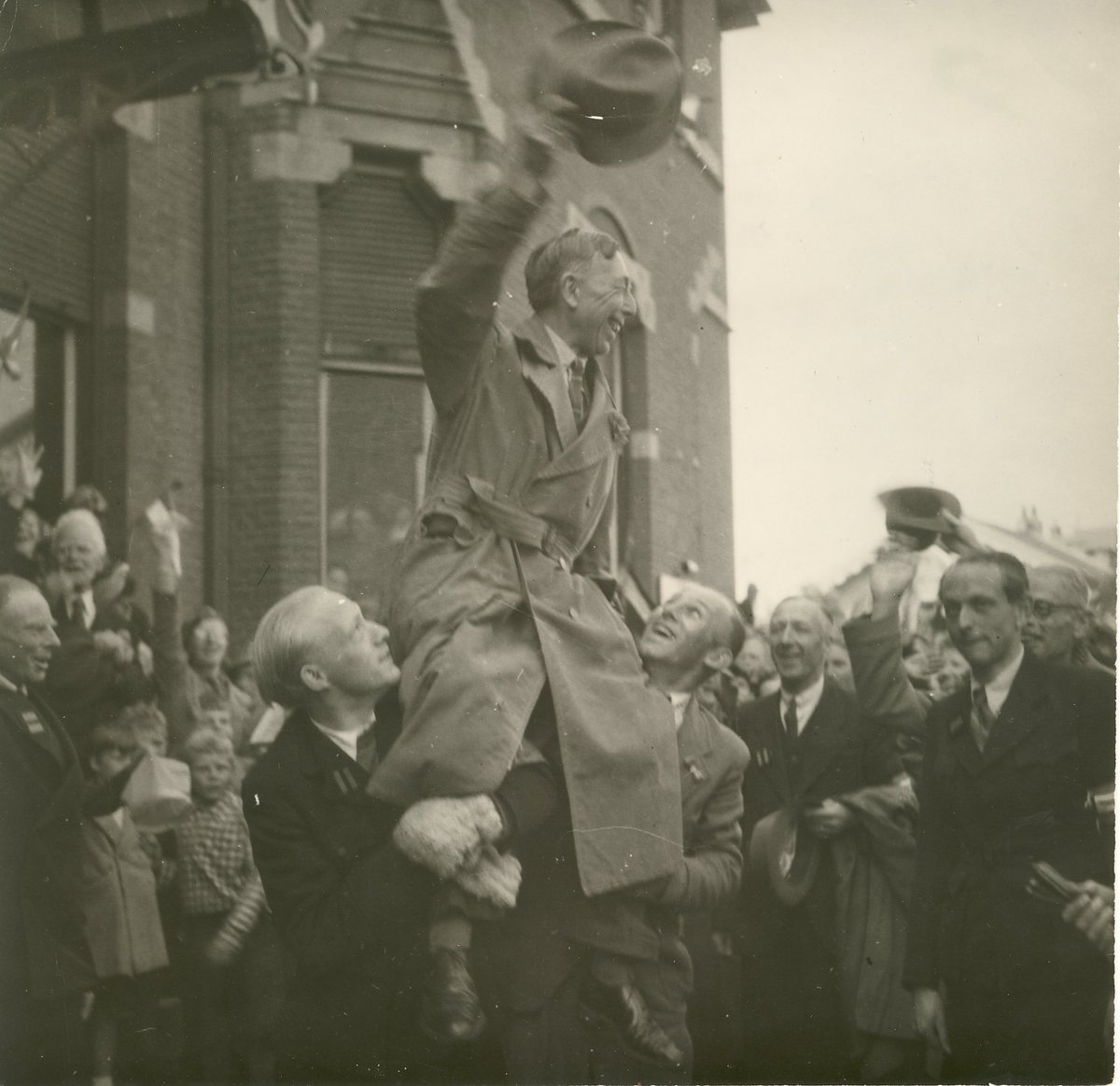 JohanHut's tweet photo. 8 mei 1945. De tijdelijke NSB-burgemeester van Baarn is door de Binnenlandse Strijdkrachten gearresteerd en de oude burgemeester Van Reenen wordt op de schouders gehesen. Foto: collectie Historische Kring. https://t.co/B3HjHzvATv