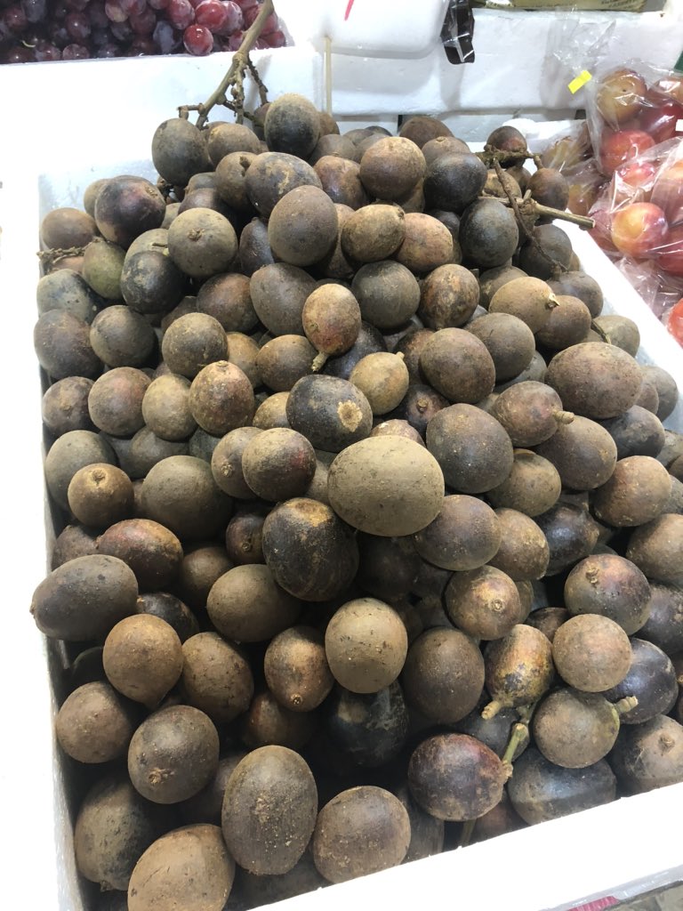 JinlanYang's tweet photo. Today first time to saw this type fruit on the fruit market in singapore. And I am no sure what’s this fruit name? Who know?🙏🙏 https://t.co/zFLU8NZ3d4