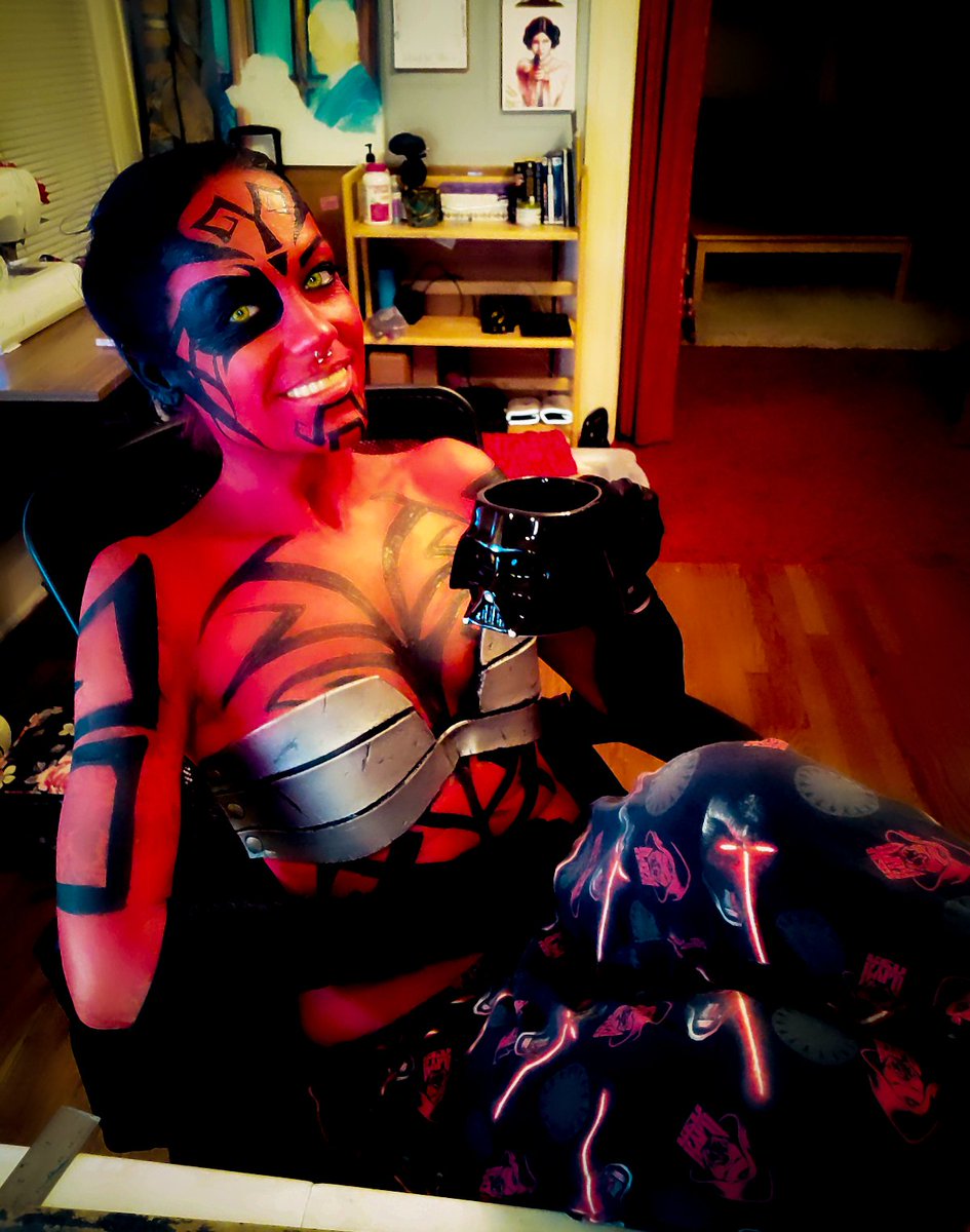 lharsebersold's tweet photo. Quarantine: Darkside Edition. 
May the force serve you well 🖤 
#coronavirus #quarantine #bodypaint #StarWarsDay #MayThe4thBeWithYou #returnofthesith #sithlord #coronavirus #dallas https://t.co/BcnbVHccrB