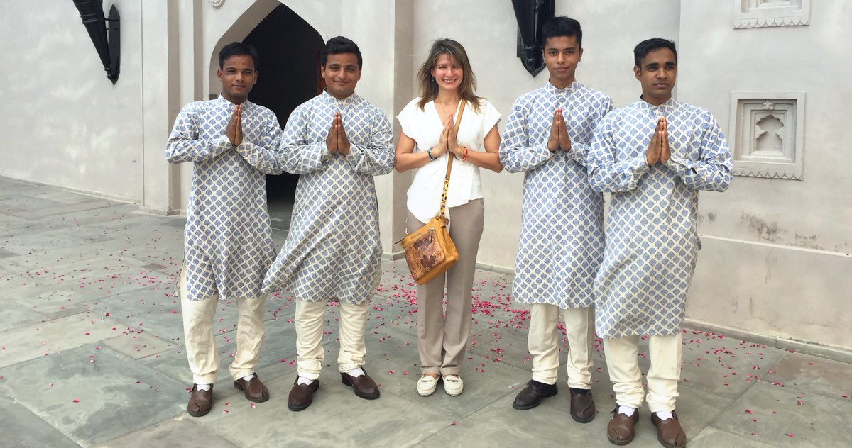 AdrianaUribePyE's tweet photo. #etiqueta-en-el-mundo El saludo en la India es de origen sánscrito. El #Námaste o #namasté se utiliza para saludar, despedirse, pedir, dar gracias, mostrar respeto o veneración y para rezar.
#creandoestilo #buenasmaneras #quedateencasayaprende #viajandoconestilo https://t.co/4DLYjMVGbF