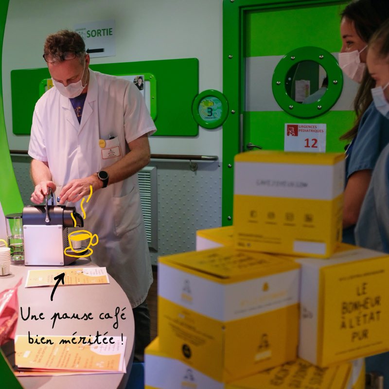 cafejoyeux's tweet photo. De généreux donateurs se mobilisent pour offrir du café joyeux dans les hôpitaux 🏥 
1ère livraison au @chrivesdeseine !
Les professionnels de santé ont pu déguster leur première tasse de joie ! 👩‍⚕️👨‍⚕️☕️
Nous avons à cœur de livrer +100 hôpitaux et maisons médicalisées en France 💛 https://t.co/SJDuHtTBcS