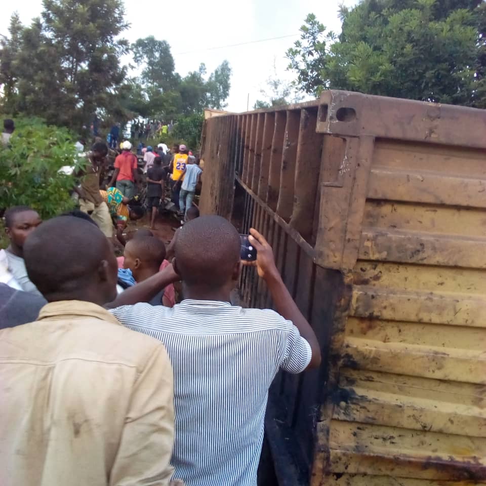 J'ai toujours dit qu'au niveau de la #RN1 des mesures devraient être prises. Il y a des camions qui s'arrênt pour ls taxes #OBPE_Kamenge et des véhicules de transport qui s'arrêtent juste en face d'#IWABO_WABANTU. Ce soir un accident sur cette route et Dieu merci pas de victimes!