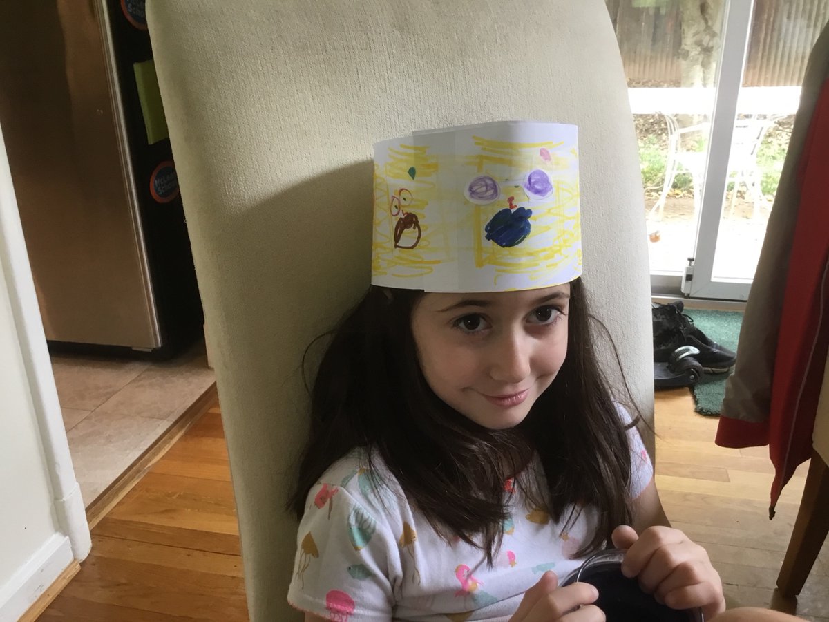 StryculaMcLean's tweet photo. 1st graders listened to @BenHatke read his story, "Nobody Likes a Goblin" and then they made crowns like Goblin's! #McLeanSchool #DistanceLearning https://t.co/R5LIlMbnFs