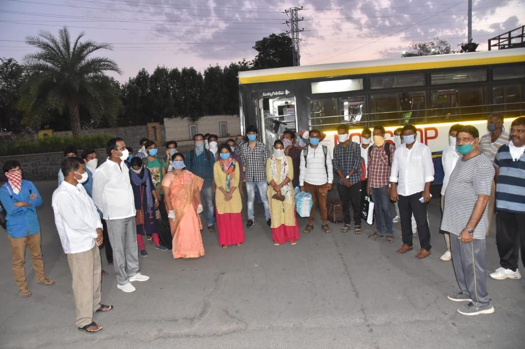 MRamesh95's tweet photo. నిజామాబాద్ కిచెందిన విద్యార్థులు ఆంధ్రప్రదేశ్ లో లాక్ డౌన్ సమయంలో   #BankCoaching వెళ్లిఅక్కడే చిక్కుకున్నారు #Twitter ద్వారా కవితక్క కుతెలియజేయడంతోవారికి  మాజీ(ఎంపీ)కల్వకుంట్లకవితక్కగారు స్పందించి స్వస్థలాలకుపంపియడం జరిగింది @RaoKavitha @TJagruthi  @NaveenAchari https://t.co/uevyVj3wQg