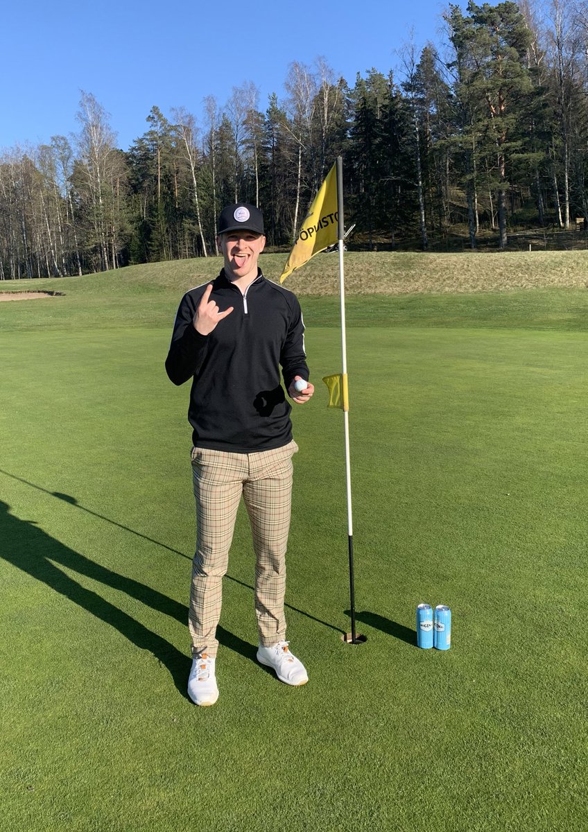 Ohho. Tuli sit lyötyy <a href="/KlubiHarjattula/">Harjattulan Klubi</a> väylällä nro. 17 elämän ensimmäinen (ja varmaan viimeinen) Hole In One. Maistuu.
#holeinone #TiFo