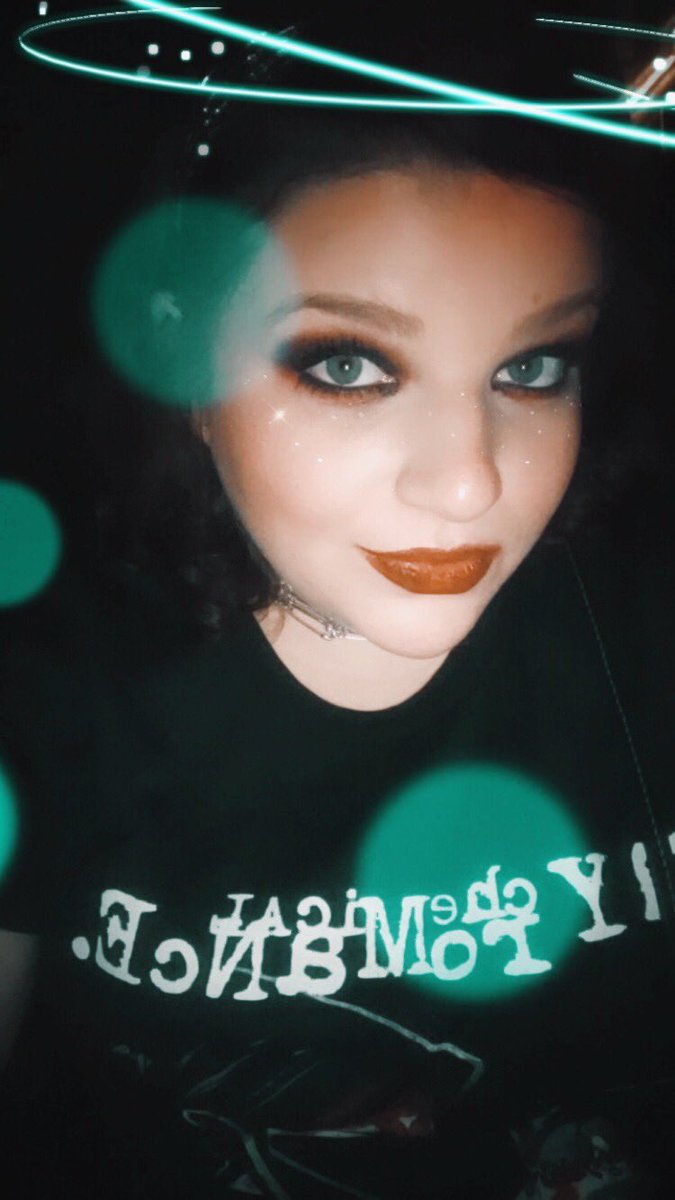 ShortxFry's tweet photo. Take me back to Emo night 😭😭 #emokid #nonconformingascanbe https://t.co/J1qm0iSaqV