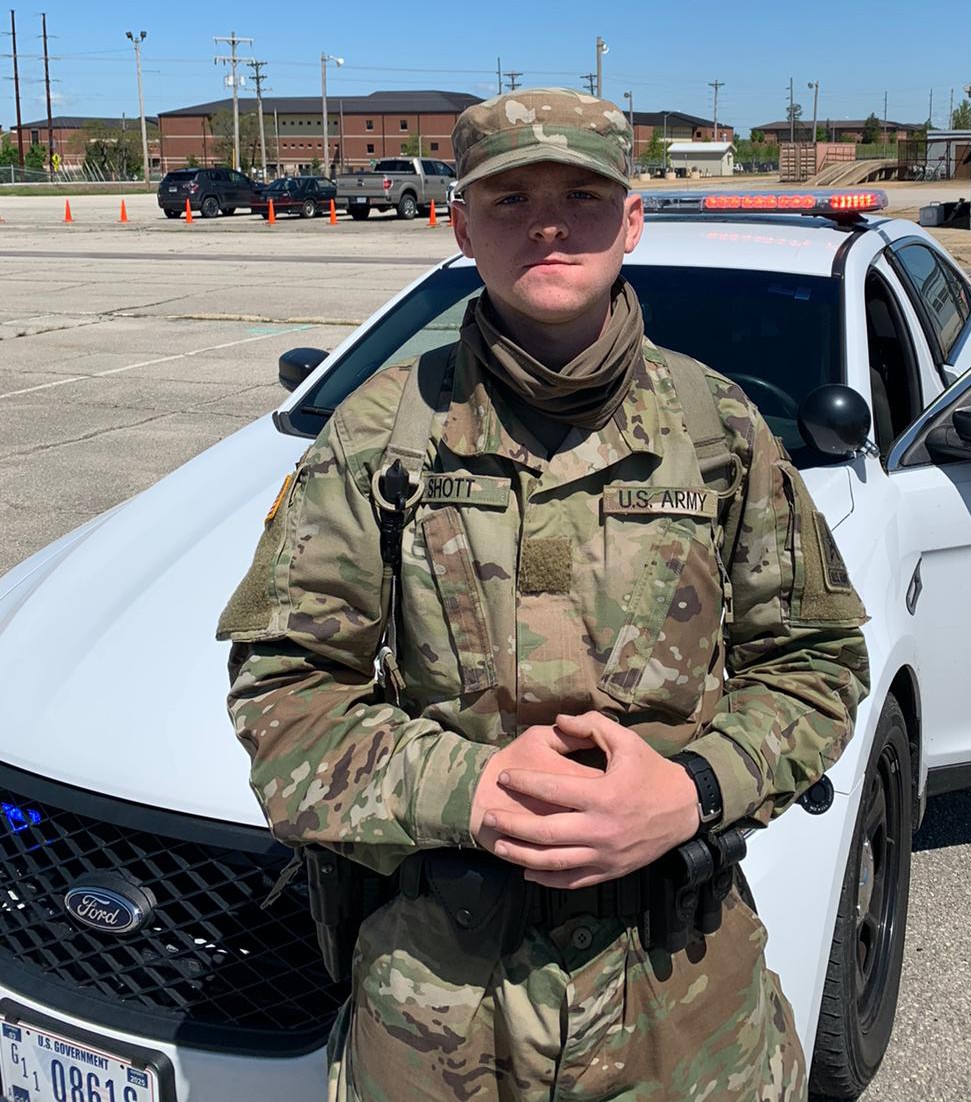 gator_nest's tweet photo. PVT Shott, from Texas, joined the @USArmyMPCorps to help complete his life goal of working in law enforcement while serving the country. He is the first in his family to join the Military. #WhyDoYouMP?
#dragoon14MP https://t.co/KkvDqJNUEo