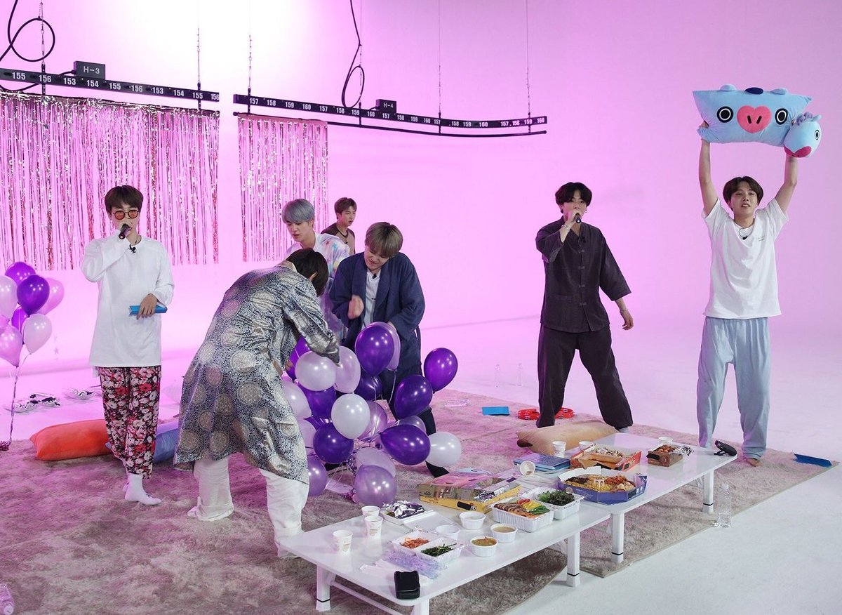 sujup0613's tweet photo. 내 덕질 극과극이라 너무 재밌다
@BTS_twt https://t.co/xaJM0ojPkh