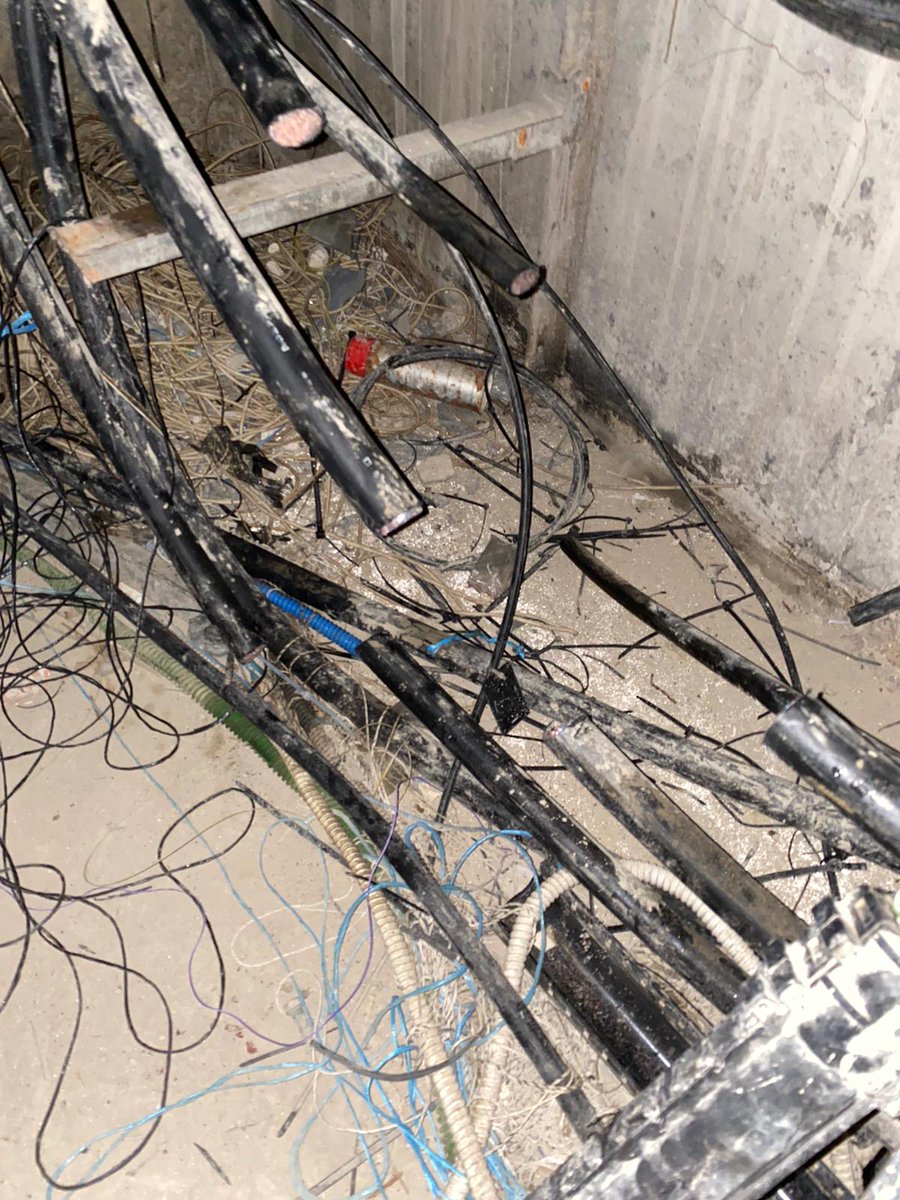 OrangeIDF's tweet image. 🚨#CoupureRéseau 1/2

Actes de #vandalisme à @mairieivry et @mairievitry avec des câbles sectionnés impactant le réseau #fibre d&apos;Orange (téléphonie, internet) pour de très nombreux clients dans plusieurs communes du @valdemarne_94 et une partie de Paris.