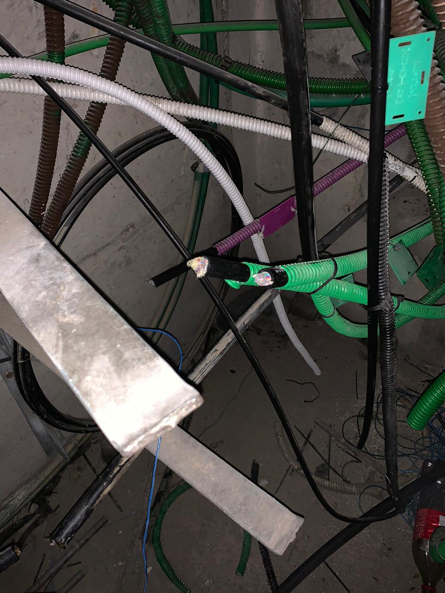 OrangeIDF's tweet image. 🚨#CoupureRéseau 1/2

Actes de #vandalisme à @mairieivry et @mairievitry avec des câbles sectionnés impactant le réseau #fibre d&apos;Orange (téléphonie, internet) pour de très nombreux clients dans plusieurs communes du @valdemarne_94 et une partie de Paris.