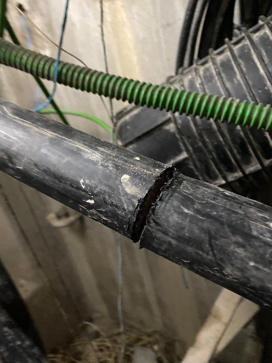 OrangeIDF's tweet image. 🚨#CoupureRéseau 1/2

Actes de #vandalisme à @mairieivry et @mairievitry avec des câbles sectionnés impactant le réseau #fibre d&apos;Orange (téléphonie, internet) pour de très nombreux clients dans plusieurs communes du @valdemarne_94 et une partie de Paris.