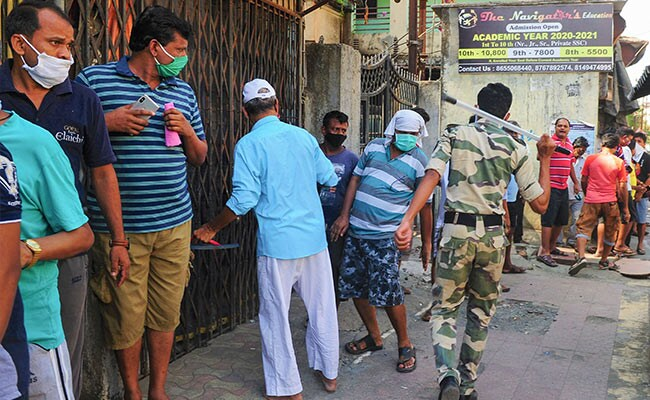 ndtv's tweet photo. #Coronavirus - Mumbai revokes permission for liquor shops to avoid overcrowding https://t.co/r53xfDMRhe https://t.co/OlomM4bVKQ