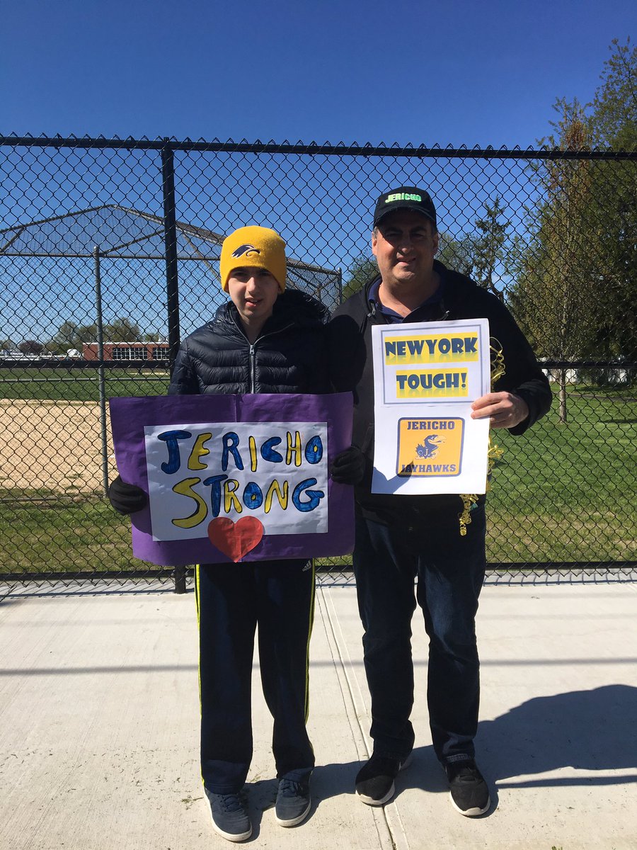 MariaBstarr's tweet photo. Jericho Middle School and High School Honk and Wave parade 💙💛 so great to see everyone 🌈 Thank you!! 🎉 @JerichoMS  @JerichoUFSD https://t.co/BANYgy3NbH