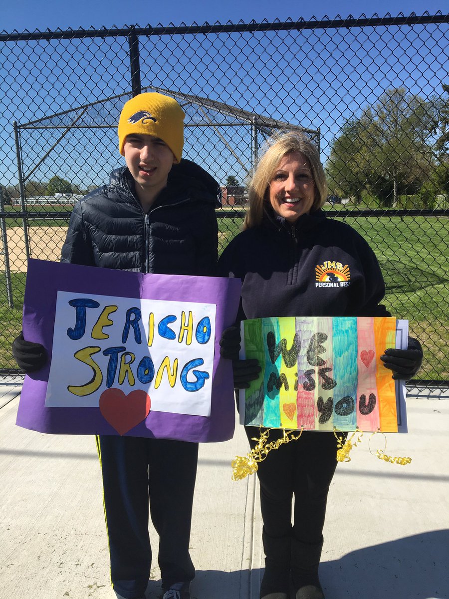 MariaBstarr's tweet photo. Jericho Middle School and High School Honk and Wave parade 💙💛 so great to see everyone 🌈 Thank you!! 🎉 @JerichoMS  @JerichoUFSD https://t.co/BANYgy3NbH