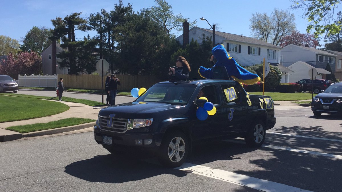 MariaBstarr's tweet photo. Jericho Middle School and High School Honk and Wave parade 💙💛 so great to see everyone 🌈 Thank you!! 🎉 @JerichoMS  @JerichoUFSD https://t.co/BANYgy3NbH