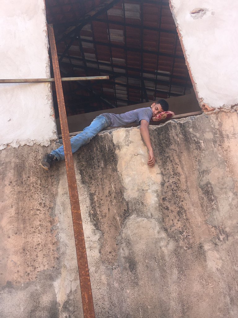 RuanCaetano16's tweet photo. PESSOAS NORMAIS: Não consigo dormi na casa dos outros prefiro minha cama                                           EU EM QUALQUER LUGAR: https://t.co/bsTNs12dbl
