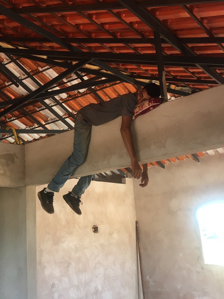 RuanCaetano16's tweet photo. PESSOAS NORMAIS: Não consigo dormi na casa dos outros prefiro minha cama                                           EU EM QUALQUER LUGAR: https://t.co/bsTNs12dbl