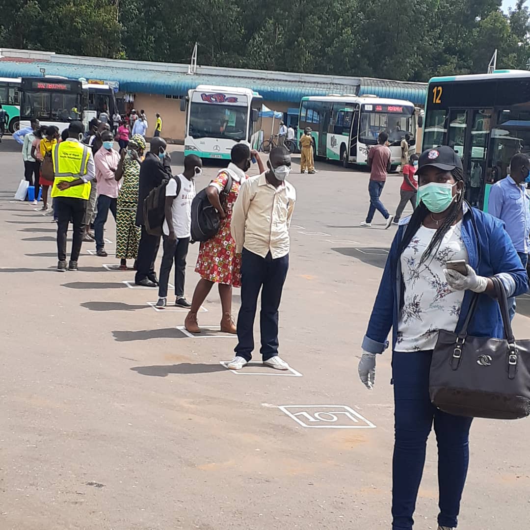 RwandaYouthVol1's tweet photo. Urubyiruko rw'abakorerabushake mu #Rwanda kubufatanye na @CityofKigali na @Rwandapolice bakomeje gufasha abanyarwanda gushyira mu bikorwa amabwiriza yo kwirinda #COVID19
#GukarabaIntoki
#KwambaraAgapfukamunwa
#GushyiramoInterayaMetero1
#GutahaMbereyaSaaMbiriZIjoro
@ashyaka https://t.co/7L6LlBFb9e