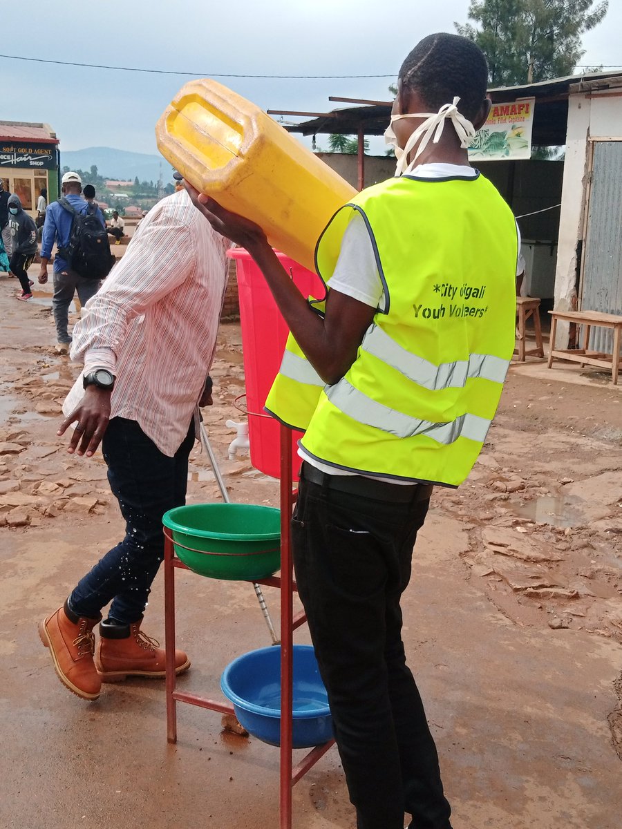 RwandaYouthVol1's tweet photo. Urubyiruko rw'abakorerabushake mu #Rwanda kubufatanye na @CityofKigali na @Rwandapolice bakomeje gufasha abanyarwanda gushyira mu bikorwa amabwiriza yo kwirinda #COVID19
#GukarabaIntoki
#KwambaraAgapfukamunwa
#GushyiramoInterayaMetero1
#GutahaMbereyaSaaMbiriZIjoro
@ashyaka https://t.co/7L6LlBFb9e