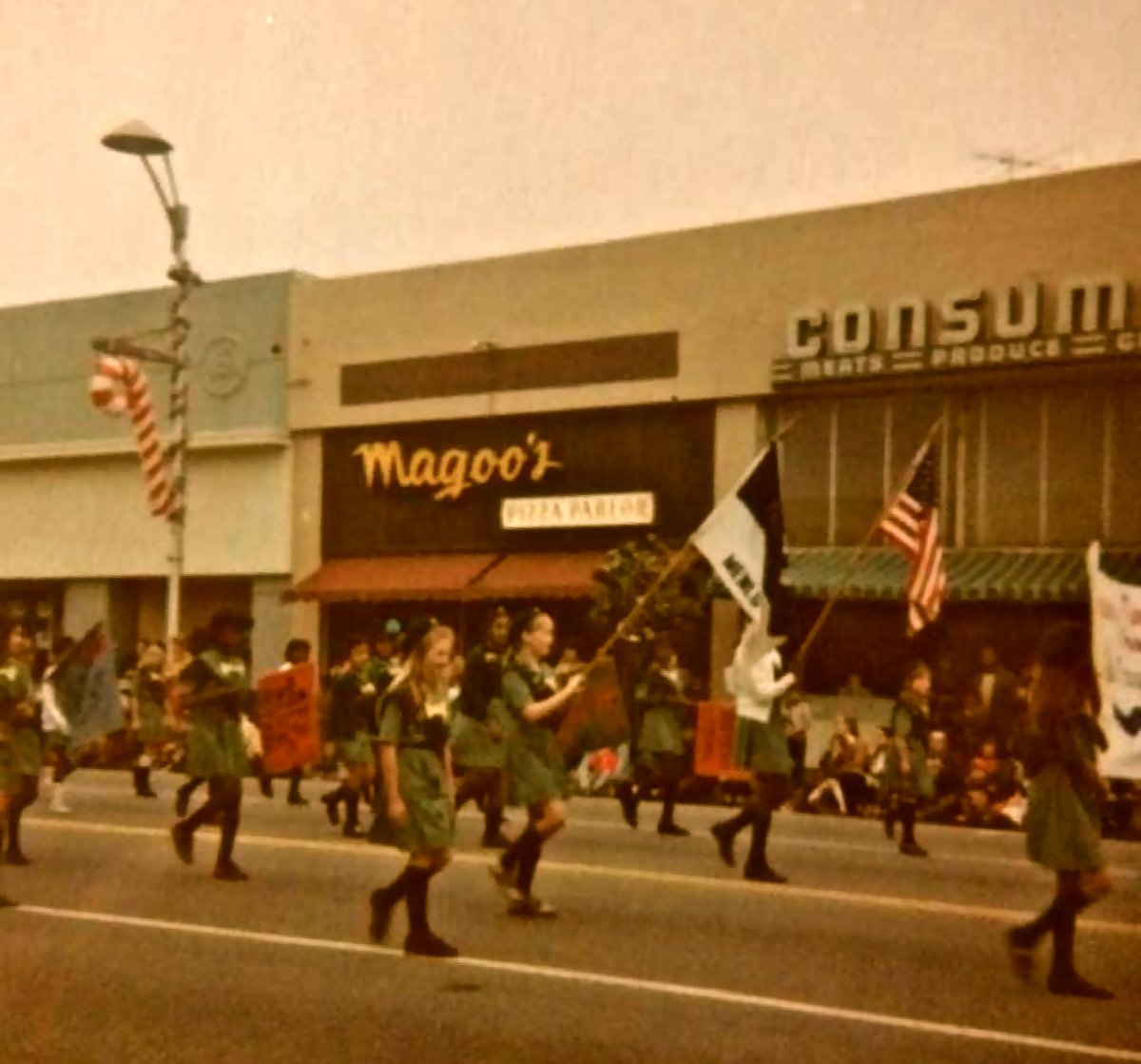 stevesilberman's tweet photo. On this day in 1965, a scrappy R&amp;B band called the Warlocks played their first gig at Magoo's Pizza Parlor in Menlo Park CA. It became a weekly thing. Later they would change their name to... the @GratefulDead. https://t.co/4sC8qmxYG5