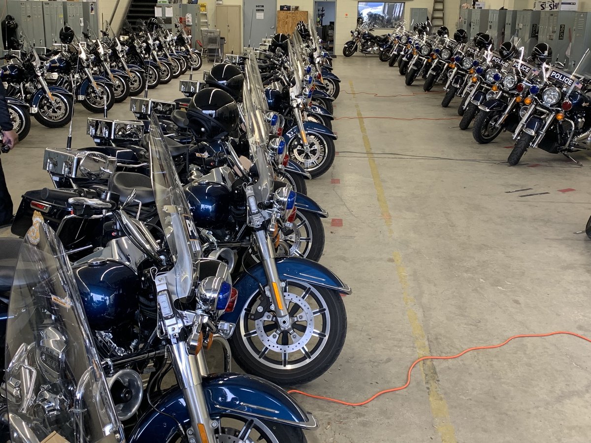 RickFOP86's tweet photo. TAKING PLACE NOW: Indy FOP Food Stops for Cops feeding Officers serving on the frontlines @IMPDNW and the Traffic Division including the Motorcycle Drill Team #CopsCount #BackTheLine #FOP https://t.co/dFLYhDvQ43