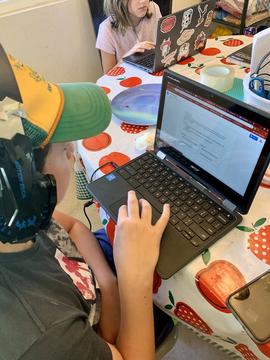 BrandyAcker1's tweet photo. Shout out to all the @ArcadiaUnified teachers for working so hard these last several weeks, especially my kiddo’s teachers! Happy Teacher Appreciation week! @SoozeeO @smithlongleyway @MrDfromItaly @kaatreenaahhh https://t.co/F9qFjpitab