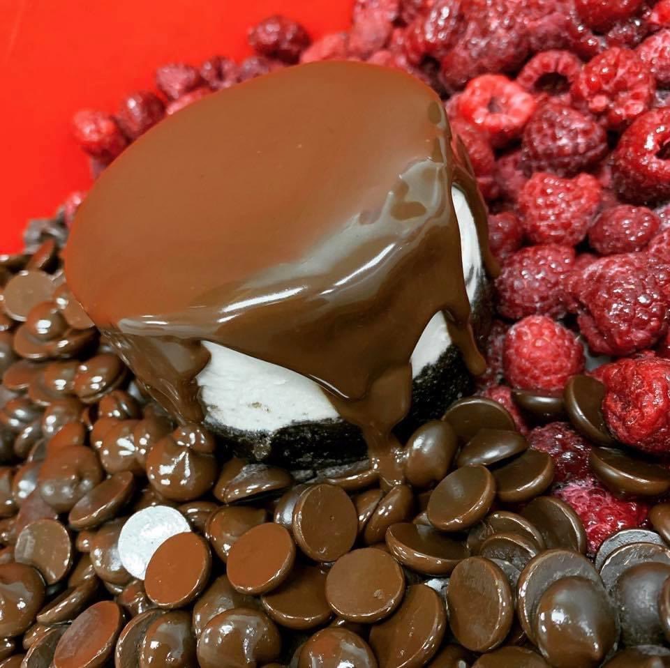 TripleDipples's tweet photo. #chocolatecoveredraspberry #chocolatecoveredraspberrycheesecake
#mothersday #mothersdaycheesecake
#bestcheesecakeever #bestcheesecakeintheworld #cheesecake #minicheesecake #cheesecakes #cheesecaketime #cheesecakelove #cheesecakelife #cheesecakelover #ilovedessert #sweettreats https://t.co/u4zYJr9c3w