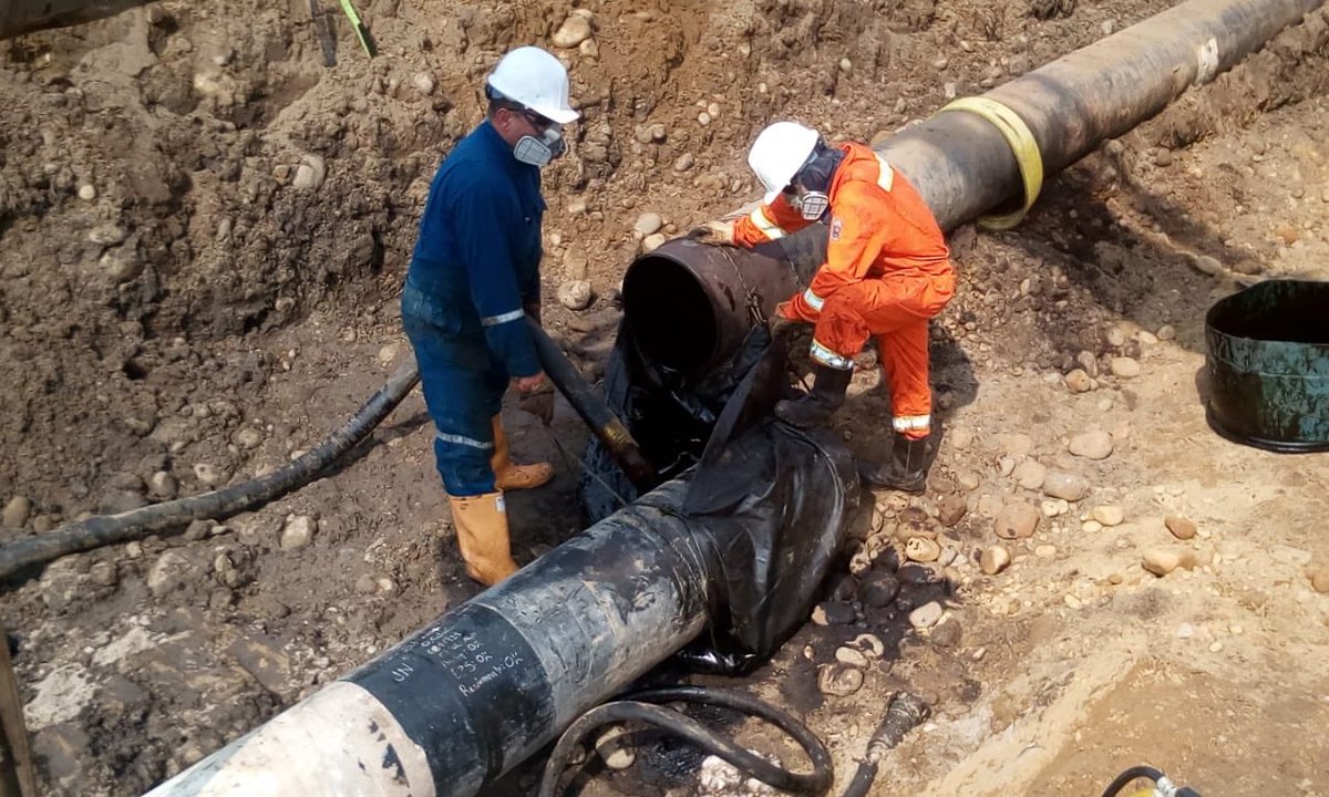 Mauriciotellez's tweet photo. ¡Esto es inconcebible! 7 atentados a oleoductos de Colombia en 4 días. Sufren Norte de Santander, Arauca y Boyacá. Daño ambiental y afectación a comunidades. Más difícil reparar con #COVIDー19. No hay derecho a hacer algo tan bajo. Increíble que siga esta insensatez... https://t.co/UMukmFBK42