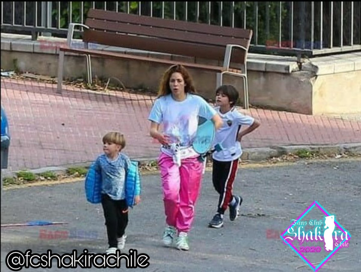 ShakiraChile's tweet photo. Nuevas fotografías de Shakira y su familia jugando a los alrededores de su hogar en Barcelona ❤️ #shakifans #shakifamily #shakiraenbarcelona #familiapiquemebarak #shakirachile https://t.co/5s2Ek5Mbb1