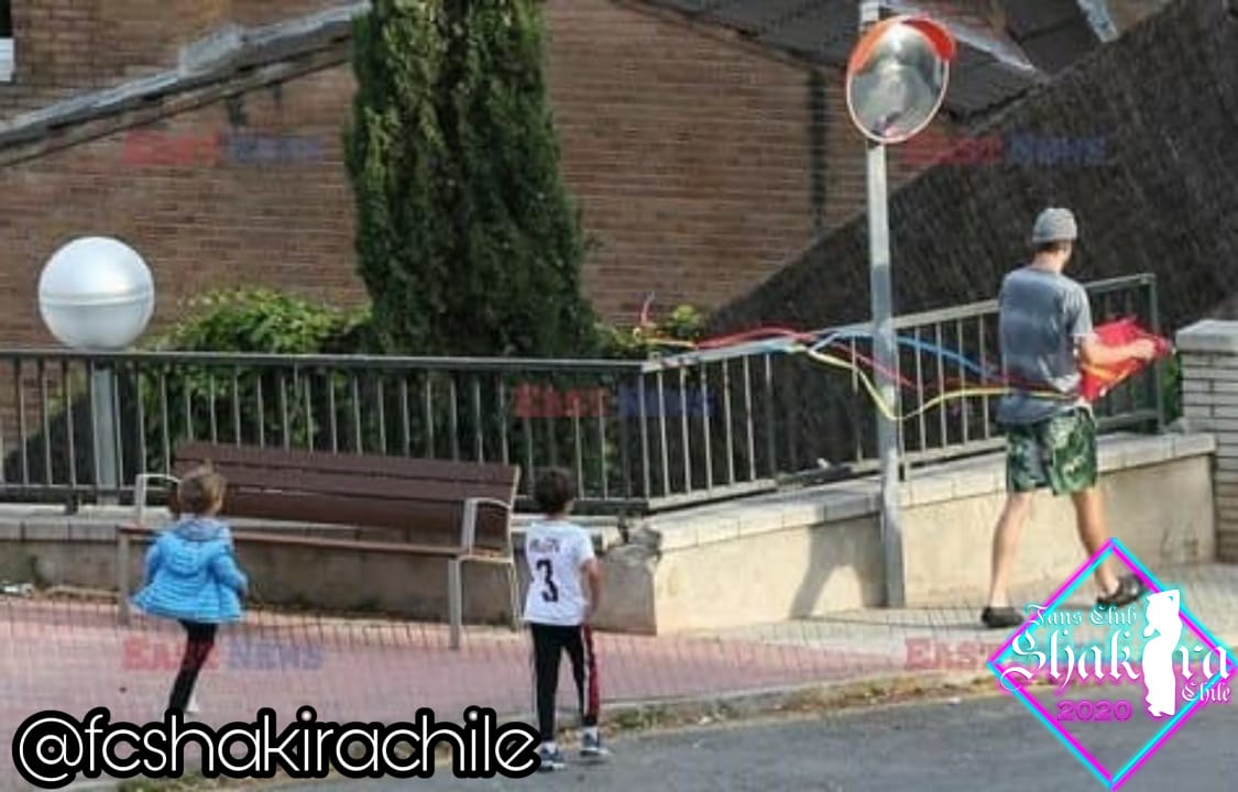 ShakiraChile's tweet photo. Nuevas fotografías de Shakira y su familia jugando a los alrededores de su hogar en Barcelona ❤️ #shakifans #shakifamily #shakiraenbarcelona #familiapiquemebarak #shakirachile https://t.co/5s2Ek5Mbb1
