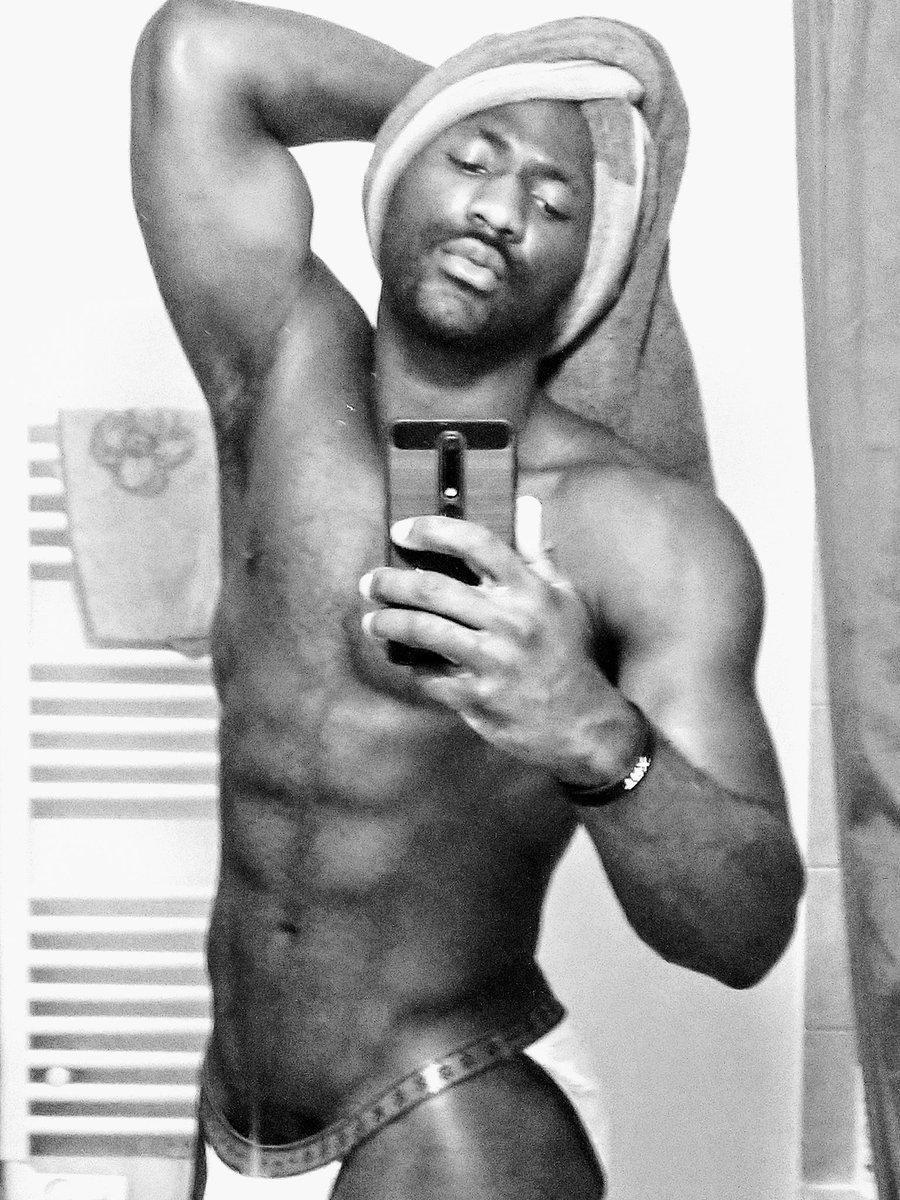 ThierryNgah's tweet photo. Alors #teamdouche #teamdouche à vos claviers 😏😏😏
then #showerteam or #bathteam to your keyboards 😏 😏😏 https://t.co/STbqIByi4N