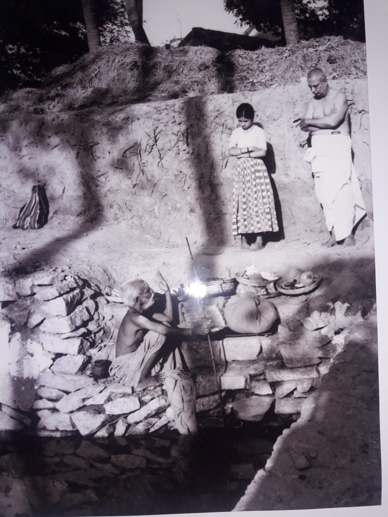 Gopalee67's tweet photo. Somewhere in Maharashtra in late 1970s Pujyasri Acharya was giving audience to a devotee &amp; his little daughter.
His madisanchi, anushthana paatram etc. He was touring in Karnataka&amp;MH on foot. No prior plan or arrangement for his stay with few attendants. #சித்தம்போக்குசிவம்போக்கு https://t.co/7VdxFdXj56