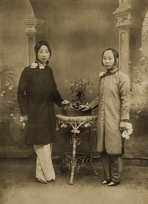 manchu-inspired long gown was loose and baggy, this is the predecessor of qipao/cheongsam.