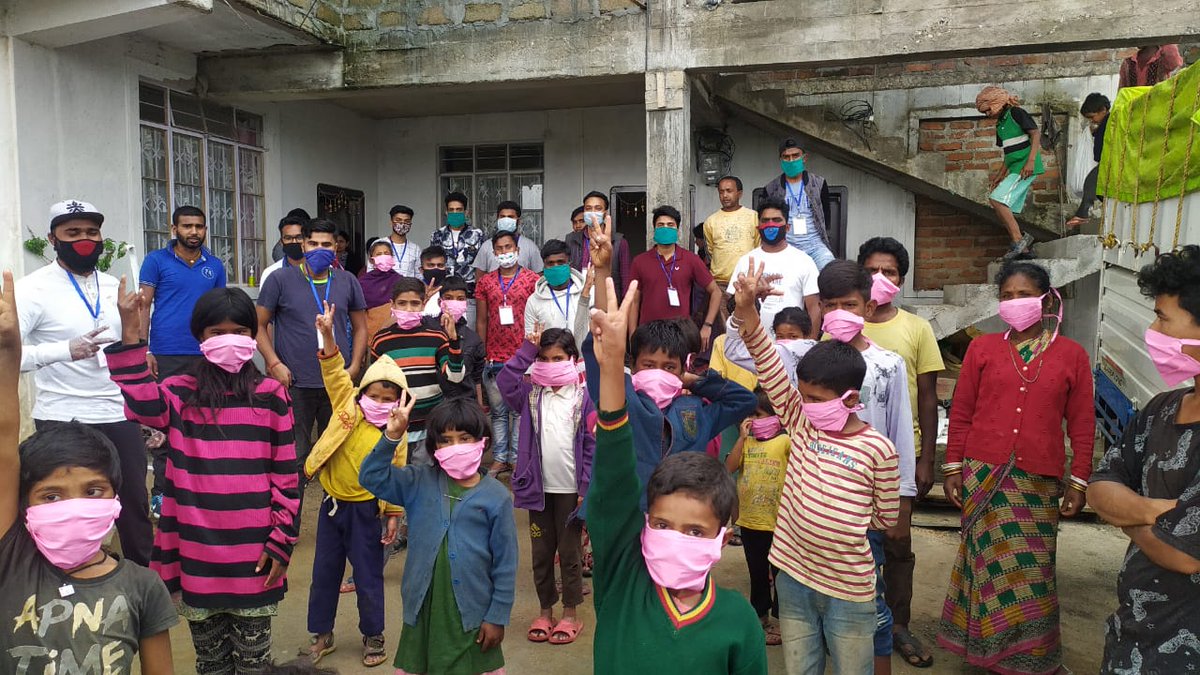 BihariManch's tweet photo. This is how we expressed our sense of social responsibility today- serving food followed by distribution of face masks. Spread love and warmth. Let's fight this pandemic together!!
@SangmaConrad @CMO_Meghalaya 
#Covid_19 #Crisis #HelpingMankind #TogetherWeWill #Meghalaya https://t.co/sBfwMnnLpe