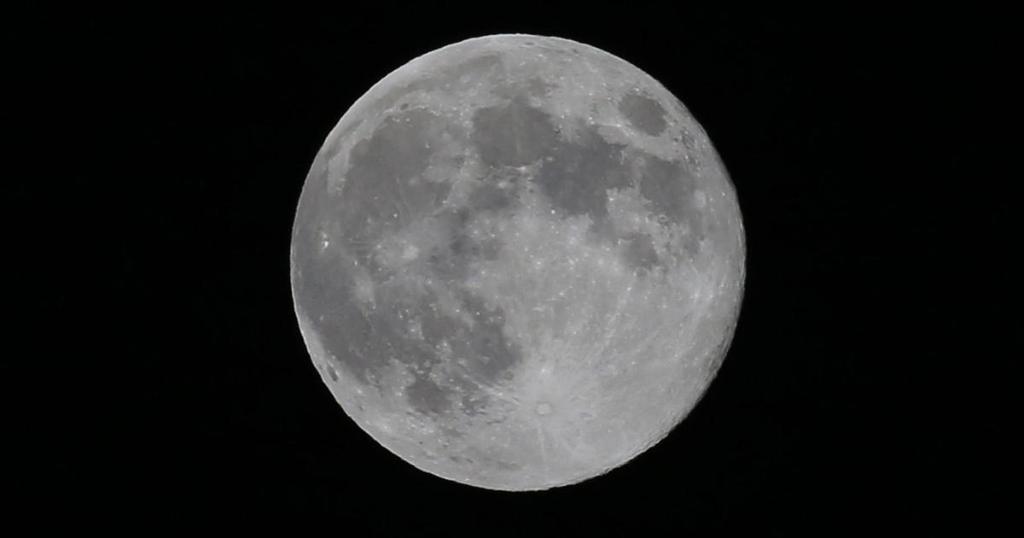 CBSNews's tweet photo. The last supermoon of the year, the "Flower Moon," will rise this week https://t.co/DBQMUTTPVO https://t.co/DGopasVNTJ