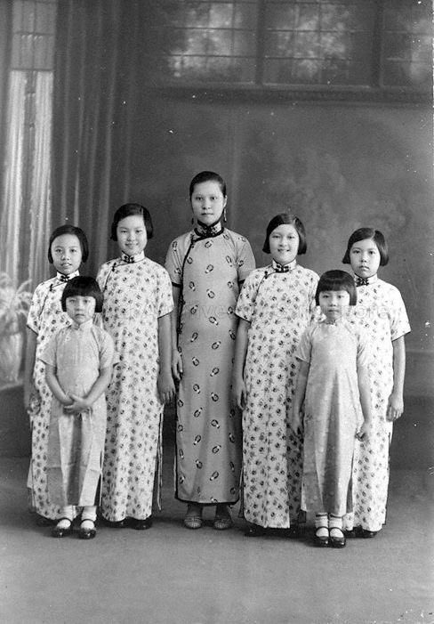 the early qipao was cutted in a-line, covering most of the wearer’s body down to the tip of their toes.