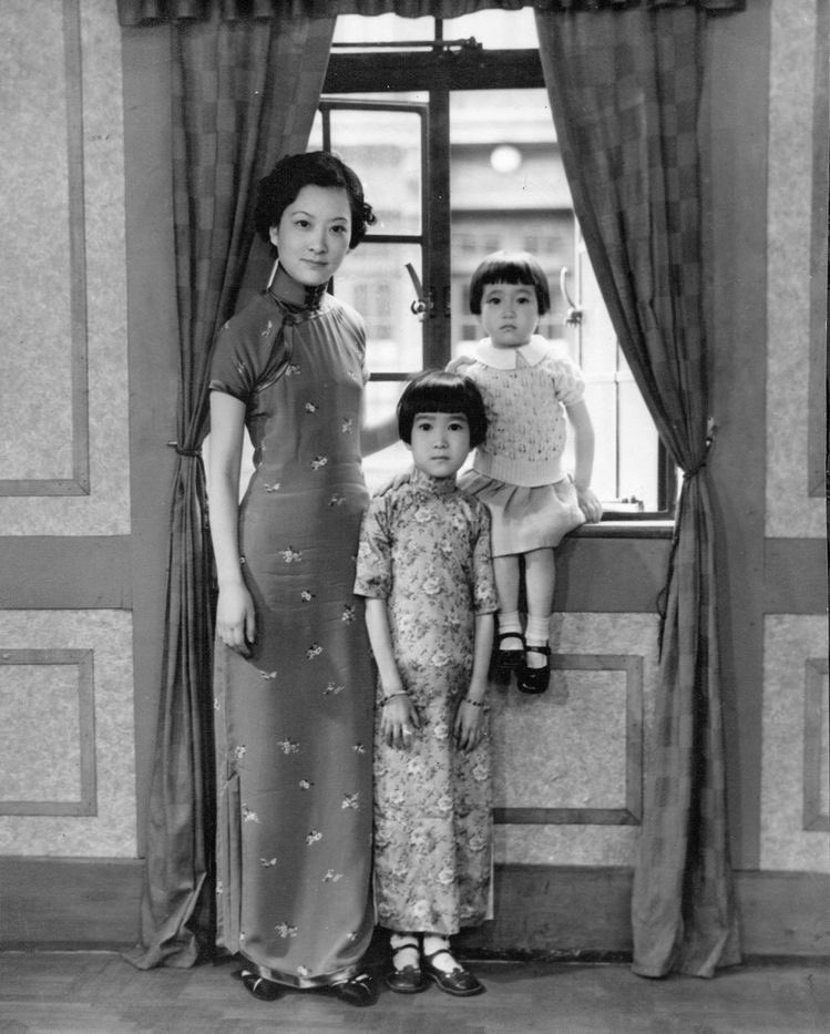 the early qipao was cutted in a-line, covering most of the wearer’s body down to the tip of their toes.