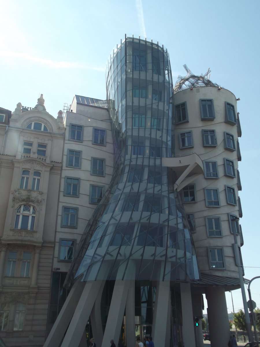 P3 #battlephoto #architecture  La célèbre danseuse de #Prague