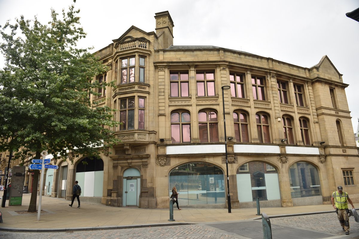 rd_retail's tweet photo. On behalf of Rougemont Estates, reesdenton have negotiated the sale of 55 Surrey Street, Sheffield to a UK plc restaurant/pub and bar operator after gaining planning permission for a change of use. https://t.co/xtxYsFBtpc