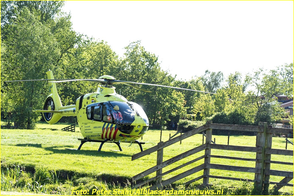 Traumahelikopter landt in Alblasserdam voor noodsituatie Papaverstraat ..