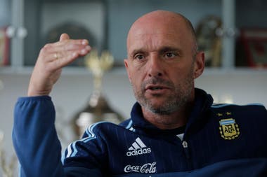 "Si vos le decis al chico lo q queres que él haga,no hay toma de decisión.Él hace lo q vos queres.En un partido por tiempo más o menos tocan la pelota 55 segundos.Entonces,tocan poco la pelota y encima le decis lo q tiene q hacer,cuando van aprender a jugar? Aprenden resolviendo"