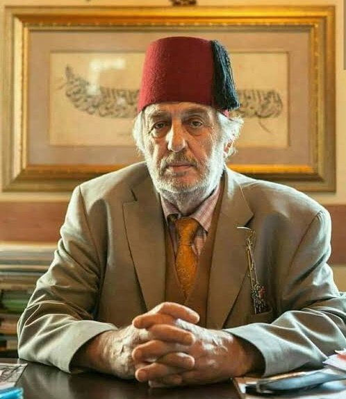 Çekmediği çilenin edebiyatını yapanlara, bir ömür çektiği çilenin izzetiyle dimdik durdu. İnandığını, doğru bildiğini söylemekten çekinmedi, lafını esirgemedi.
Allah rahmetiyle muamele eylesin.
#KadirMısıroğlu