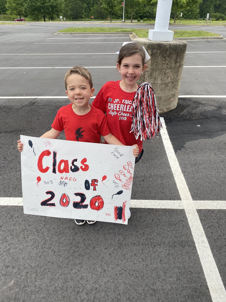 OstranderM620's tweet photo. Congratulations NAFO Class of 2020!  We loved seeing everyone’s faces today during Senior pickup!  #OneNation @johnsjb1 @FortMillSD https://t.co/gu0eAtSvhB