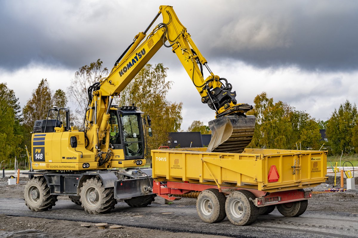 engcon_uk's tweet photo. @MarubeniKomatsu @KomatsuConstr PW148 with Engcon EC219! Who's liking that combo? ๐๐ธ๐ช๐ฏ๐ต #Engcon #EC219 #Tiltrotator #Komatsu #PW148 #TiltyTuesday https://t.co/DGikx6ruFW