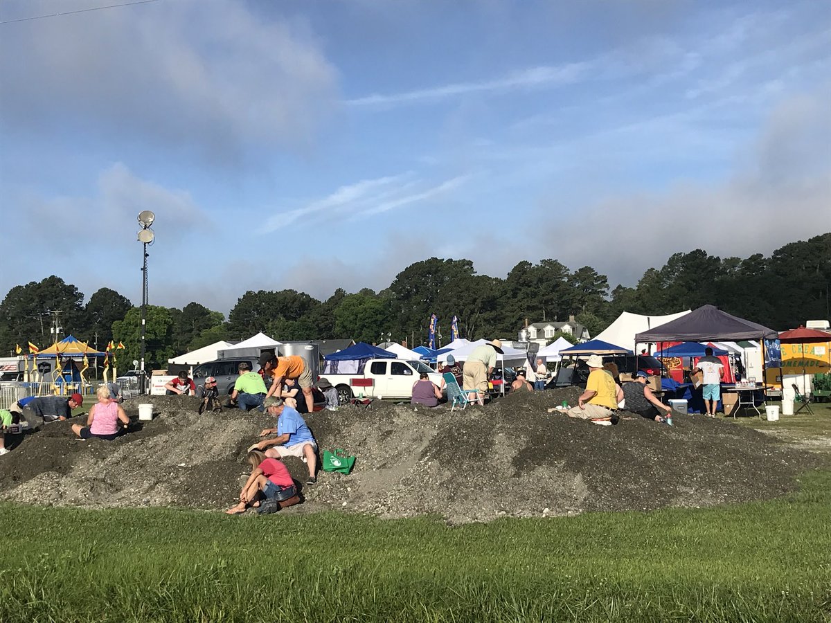 app_earth_sci's tweet photo. @AuroraFossilMus is today’s #NCMuseumsUnlocked featured museum. They’re one of our parter organizations and we love visiting over there. Some throwbacks from their Fossil Festival a couple of years ago. #digthepast https://t.co/PDMZMtoJ0K