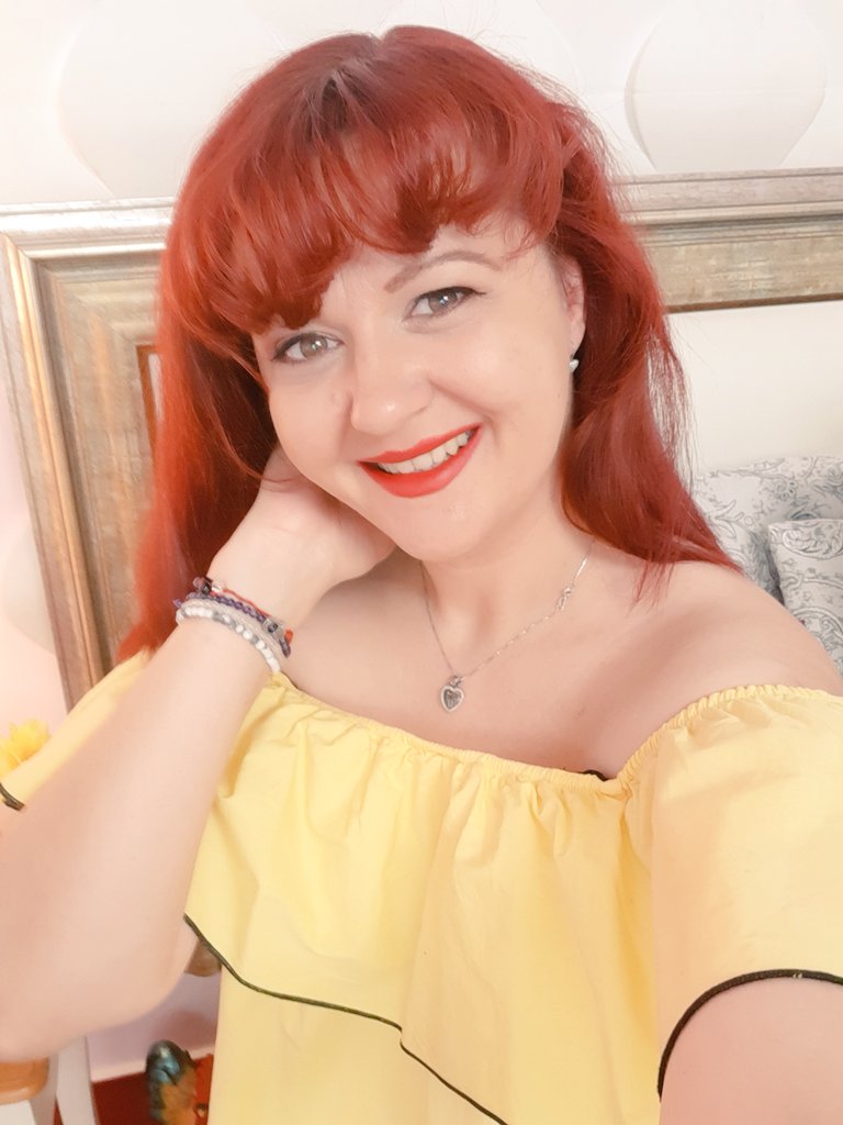 MelodyEllisa's tweet photo. Start your day with #mysmile on #livejasmin #tuesdayvibes #TuesdayInspiration #redsmile #redhairlove #smilemore #kissmeagain #shoulderfetish https://t.co/UkMSrKJZxo